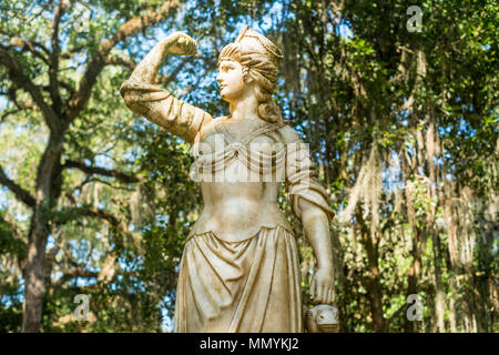 Sculptures néoclassique représentant les quatre coins du monde et de vertus cardinales décorer les jardins de la Plantation Rosedown. Banque D'Images