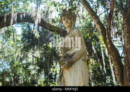 Sculptures néoclassique représentant les quatre coins du monde et de vertus cardinales décorer les jardins de la Plantation Rosedown. Banque D'Images