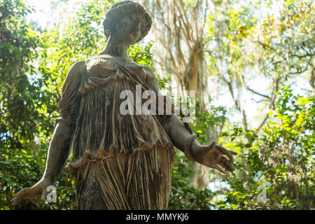 Sculptures néoclassique représentant les quatre coins du monde et de vertus cardinales décorer les jardins de la Plantation Rosedown. Banque D'Images