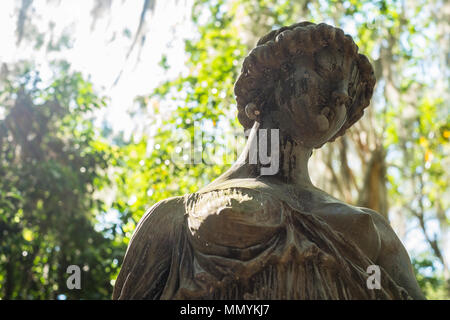 Sculptures néoclassique représentant les quatre coins du monde et de vertus cardinales décorer les jardins de la Plantation Rosedown. Banque D'Images