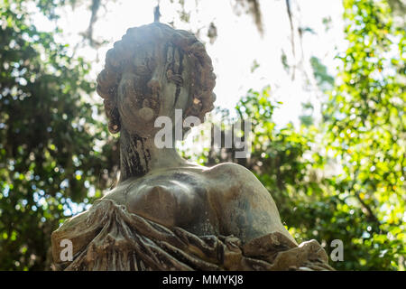 Sculptures néoclassique représentant les quatre coins du monde et de vertus cardinales décorer les jardins de la Plantation Rosedown. Banque D'Images