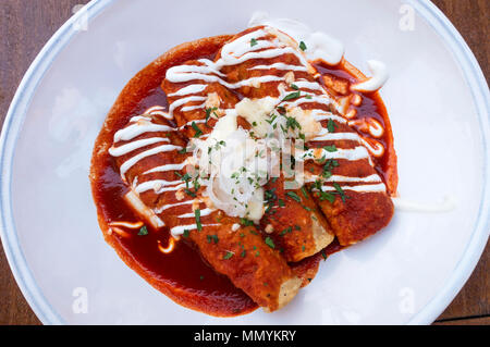 Enchiladas au poulet avec une sauce rouge épicée Banque D'Images