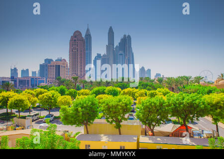 La ville de Dubaï. Les arbres verts sur Dubai downtown arrière-plan. Colorés étonnants d'horizon. Banque D'Images