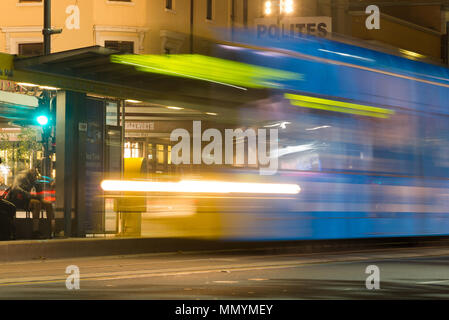 Un tram fait un arrêt temporaire dans King William Street, Adelaide, Australie du Sud, Australie. Banque D'Images