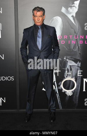 HOLLYWOOD, CA - 03 avril : Pierce Brosnan arrive à la première de "le Fils du CMA à Hollywood ArcLight' le 3 avril 2017 à Hollywood, Californie. People : Pierce Brosnan Banque D'Images