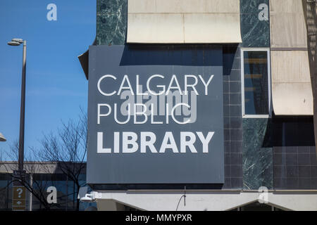 Calgary public Library signe sur l'ancienne Central Library au centre-ville de Calgary, en Alberta. Banque D'Images