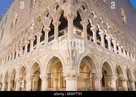 Par l'extérieur du palais des Doges à Venise crépuscule Banque D'Images