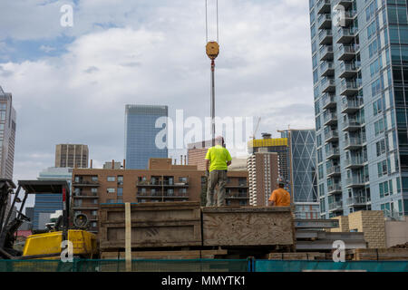 Les travailleurs de la construction en attendant de joindre une nouvelle charge de matériaux pour une grue a tour d'élever à un niveau supérieur. La construction de l'Union européenne dans la tour sud Banque D'Images