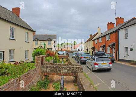 Le petit village de Otterton s'assied sur la loutre de rivière près de Budleigh Salterton et Bicton. Il dispose d'épi et chaumières, un pub et petite boutique. Banque D'Images