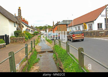 Le petit village de Otterton s'assied sur la loutre de rivière près de Budleigh Salterton et Bicton. Il dispose d'épi et chaumières, un pub et petite boutique. Banque D'Images