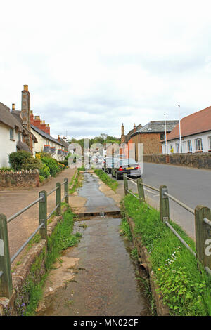 Le petit village de Otterton s'assied sur la loutre de rivière près de Budleigh Salterton et Bicton. Il dispose d'épi et chaumières, un pub et petite boutique. Banque D'Images