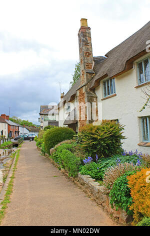 Le petit village de Otterton s'assied sur la loutre de rivière près de Budleigh Salterton et Bicton. Il dispose d'épi et chaumières, un pub et petite boutique. Banque D'Images