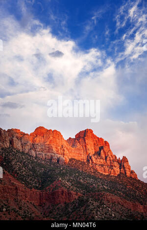 Le soleil qui brille sur les affleurements de roches rouges de Zion National Park, Utah, USA. Banque D'Images