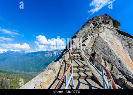 Randonnée sur l'escalier vers Moro Rock mountain top, dôme de granit rock formation à Sequoia National Park, la Sierra Nevada, en Californie, USA Banque D'Images