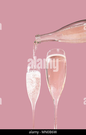 Prosecco de Valdobbiadene flûtes et une bouteille, fond rose, dans un style contemporain. Prosecco Superiore est un vin mousseux italien Banque D'Images