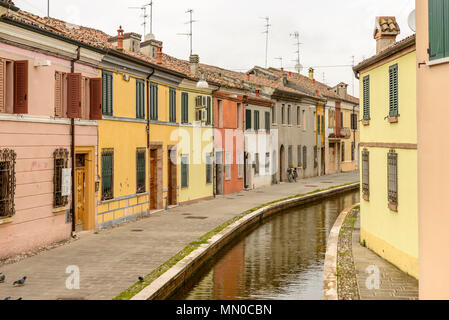 Paysage urbain avec de vieilles maisons sur le quai près du canal de flexion dans la rue Buonafede, tourné en lumière vive à Comacchio, Ferrara, Italie Banque D'Images