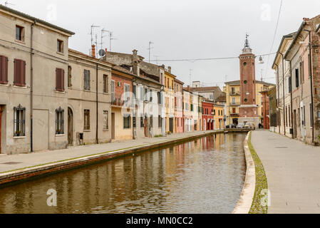 Vue urbaine avec maisons sur canal et Civic tower 'baroque' dans peu historical village, tourné en lumière vive à Comacchio, Ferrara, Italie Banque D'Images