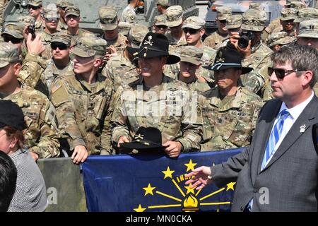 Le lieutenant-colonel Adam Lackey, commandant du 1er Escadron, 2e régiment de cavalerie, commande et le Sgt. Le major Jerry Manzanares, senior advisor enrôlés pour 1er Escadron, 2CR, attendre pour présenter le Vice-président, Mike Pence, un Stetson Août 1, 2017. Le Vice-président s'est rendu aux États-Unis et les chefs militaires et les soldats géorgiens et a prononcé un discours sur le partenariat entre les États-Unis et la Géorgie le 1 août 2017 à Tbilissi (Géorgie). Les soldats présents sont présentement en formation en Géorgie pour partenaire 2017 Noble, qui est une Europe de l'armée américaine a conduit à l'exercice organisé de Vaziani et Camp Norio secteurs d'entraînement en Géorgie, Takin Banque D'Images