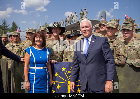 Vice-président Mike Pence et épouse Karen Pence posent pour une photo avec (dans) le lieutenant-colonel de cavalerie Stetsons Adam Lackey, commandant du 1er Escadron, 2e régiment de cavalerie et de la commande le Sgt. Le major Jerry Manzanares, Senior Advisor for 1SQDN enrôlé et 2CR Août 1, 2017 soldats à Tbilissi, Géorgie au cours 17. Partenaire Noble Partenaire 17 Noble est une Europe de l'armée américaine-led exercice visant à soutenir la formation, la progression et la certification éventuelle de la deuxième compagnie d'infanterie légère de la contribution de la Force de réaction de l'OTAN. La formation aura lieu à l'Espace Formation de Vaziani. Banque D'Images