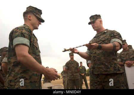 Le capitaine Michael K. Moore, à droite, le commandant de marine à des fins spéciales Groupe Force-Crisis Response-Africa air-sol de l'élément de combat terrestre, présente le lieutenant-colonel Greig T. Gehman, gauche, le commandant sortant des SPMAGTF-CR-AF de l'élément de combat de l'aviation, avec un sabre de cérémonie au nom d'SPMAGTF-CR-AF pour tout l'appui de la CME le SPMAGTF-CR-AF ACE a fourni. SPMAGTF-CR-AF déployés pour mener limited la réponse aux crises et les opérations de sécurité de théâtre en Europe et en Afrique du Nord. (U.S. Marine Corps Photo de SSgt. Kenneth K. Trotter Jr.) Banque D'Images