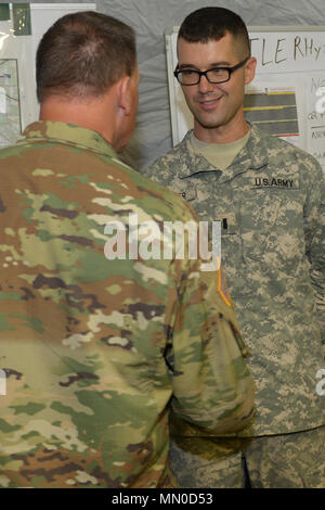 L'adjudant-général de l'Indiana, le général Courtney P. Carr, awards 1er lieutenant Stephen Wisher un défi coin Mardi, Août 1, 2017, à Fort Polk, en Louisiane. Wisher, un des spécialistes des opérations avec la 38e Division d'infanterie a participé à la 76e Brigade d'infanterie de l'équipe de combat de rotation au Joint Readiness Training Center. Photo par le Sgt. Jeff Lowry, 38e Division d'infanterie, Affaires publiques Banque D'Images