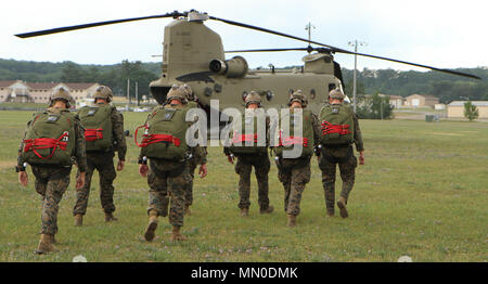 Marines avec la United States Marine Reserve 4e Bataillon de Reconnaissance, basée à Joliet, Illinois, d'approche et de se préparer à monter à bord de l'hélicoptère CH-47 Chinook, ils seront d'un saut d'haute altitude au cours d'un saut en parachute ouverture élevé dans le cadre de l'opération Northern Strike 17 dans l'ombre, Michigan, le 2 août 2017. 17 Northern Strike est un bureau de la Garde nationale de l'exercice de l'Union environ 5 000 militaires de 13 États et de cinq pays de la coalition au cours des deux premières semaines d'août 2017 au Camp d'entraînement aux Manœuvres conjointes de l'ombre et la préparation au combat de Alpena Banque D'Images