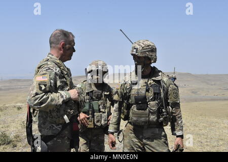 Le Lieutenant-colonel américain Adam Lackey, commandant du 1er Escadron, 2e régiment de cavalerie , commande et le Sgt. Le major Jerry Manzanares, senior advisor enrôlés pour 1er Escadron, 2CR, parlez à U.S. Le Général Ben Hodges, commandant général de l'armée américaine l'Europe, au sujet de leurs objectifs en matière de formation au cours de l'exercice 2017 Partenaire Noble, du 3 août 2017. 2017 Noble est un partenaire de l'armée américaine dirigée par l'Europe à l'exercice de Vaziani et Camp Norio secteurs d'entraînement en Géorgie. Les autres nations participantes : l'Arménie, l'Allemagne, la Slovénie, la Turquie, l'Ukraine et le Royaume-Uni. Hodges est allé à différentes gammes dans le secteur d'entraînement de Vaziani Banque D'Images