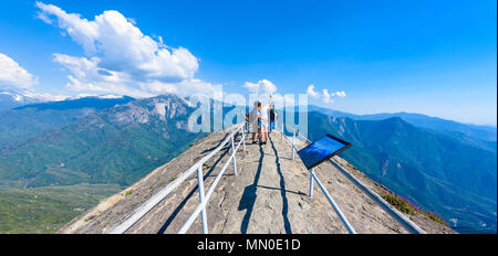 Randonneur à Moro Rock. Randonnées à Sequoia National Park, Californie, USA Banque D'Images