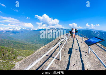 Randonneur à Moro Rock. Randonnées à Sequoia National Park, Californie, USA Banque D'Images