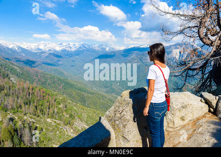 Randonneur à Moro Rock. Randonnées à Sequoia National Park, Californie, USA Banque D'Images