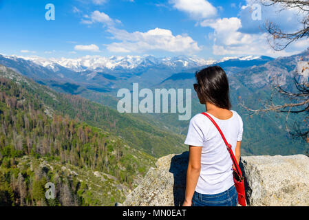 Randonneur à Moro Rock. Randonnées à Sequoia National Park, Californie, USA Banque D'Images