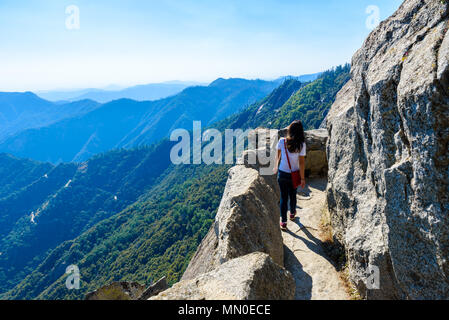 Randonneur à Moro Rock. Randonnées à Sequoia National Park, Californie, USA Banque D'Images