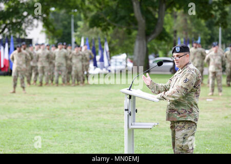 Le major-général Steven Shapiro, général commandant de la 21e Commandement de soutien du théâtre, les adresses les soldats et les invités lors de la 7ème commande de soutien de mission cérémonie de passation de commandement le 4 août 2017 sur Daenner Kaserne à Kaiserslautern, Allemagne. Le brig. Le général Steven Ainsworth tourné sur commande à Brigue. Le Général Frederick R. Maiocco Jr. durant la cérémonie. Le 21ème TSC est le 7e quartier général supérieur du SMC. Banque D'Images