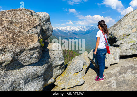 Randonneur à Moro Rock. Randonnées à Sequoia National Park, Californie, USA Banque D'Images