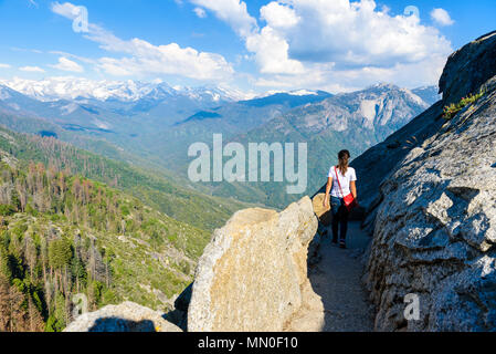 Randonneur à Moro Rock. Randonnées à Sequoia National Park, Californie, USA Banque D'Images