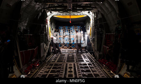 Un équipage de l'US Air Force à partir de la 61e Escadron de transport aérien, de la Base aérienne de Little Rock, Ark., charger des cargaisons à bord d'un C-130J Super Hercules sur la rampe de l'Aérodrome de Yakima, Washington, avant de décoller dans le cadre de l'exercice, gardien de la mobilité, 03 août 2017. Plus de 3 000 soldats, marins, aviateurs, marines et les partenaires internationaux ont convergé sur l'état de Washington à l'appui de la mobilité d'un tuteur. L'exercice est destiné à tester les capacités des Forces aériennes de la mobilité La mobilité mondiale rapide pour exécuter des missions dans des environnements dynamiques, contestée. Guardian Mobility est le premier ministre de l'Air Mobility Command Banque D'Images