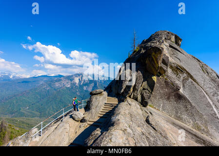 Randonneur à Moro Rock. Randonnées à Sequoia National Park, Californie, USA Banque D'Images