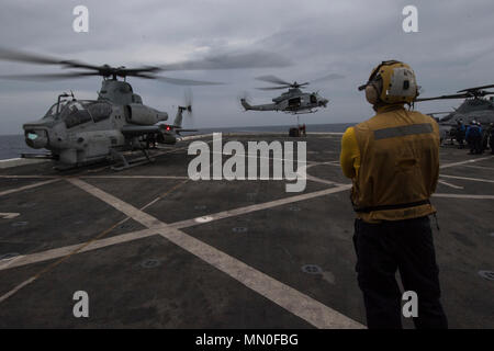 170803-N-BK384-161 Mer de Chine du Sud (3 août 2017) Technicien d'équipement de soutien à l'Aviation 3ème classe Angus Moss, originaire de Columbus, en Indiana, affecté à l'air à bord du ministère de transport amphibie USS dock San Diego (LPD 22), s'apprête à diriger un AH-1Z Viper, d'attaques d'hélicoptères affectés à l'escadron 161 à rotors basculants moyen maritime (renforcée) sur le pont d'envol du navire. San Diego, une partie de l'Amérique du groupe amphibie, à 15e Marine Expeditionary Unit, fonctionne dans la région du Pacifique Indo-Asia de renforcer les partenariats et de servir de prête-réponse vigueur pour tout t Banque D'Images