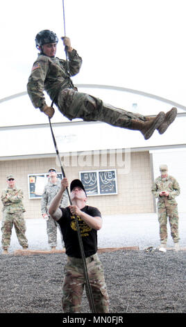 Jason Adams, cadet dans l'Armée de corps de formation des officiers de réserve de l'Sabalauski, rappels de l'École d'assaut aérien tour de rappel, 2 août à Fort Campbell, Kentucky. Cadets et officiers s'est rendu à Fort Campbell et a reçu une visite guidée des installations et a manoeuvré à travers le parcours de formation de l'TSAAS à motifs. (U.S. Photo de l'armée par le Sgt. Steven E. Lopez, 40e Détachement des affaires publiques) Banque D'Images
