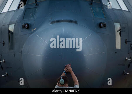 Le s.. Jordan Scott, un C-130J Super Hercules chef d'équipage affecté à la 19e Escadron de maintenance des aéronefs, la base aérienne de Little Rock, Ark., attendre le démarrage du moteur de la mobilité au cours de l'effort d'un tuteur, Joint Base Lewis-McChord, dans l'État de Washington, 3 août 2017. Plus de 3 000 soldats, marins, aviateurs, marines et les partenaires internationaux ont convergé sur l'état de Washington, dans le cadre de l'exercice de la mobilité d'un tuteur. L'exercice est destiné à tester les capacités des Forces aériennes de la mobilité La mobilité mondiale rapide pour exécuter des missions dans des environnements dynamiques, contestée. (U.S. Air Force photo de Tech. Le Sgt. Larry E Banque D'Images