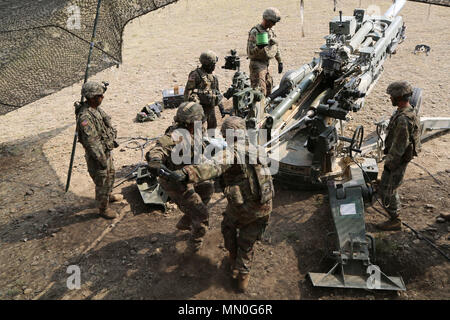 Des soldats américains, Archer, Batterie, 2e Escadron d'artillerie, régiment de cavalerie à préparer un feu M777 155mm Howitzer remorqué pendant un exercice d'entraînement en situation de peloton, Vaziani, République de Géorgie, le 5 août 2017. Partenaire Noble 17 prend en charge la Géorgie dans la conduite de la station d'accueil la formation de son deuxième Force de réaction de l'OTAN (NRF) contribution. Partenaire Noble permettra d'améliorer encore les FRO et Concept de capacités opérationnelles de l'interopérabilité et l'état de préparation afin de soutenir la stabilité régionale. (U.S. Photo de l'armée par le Sgt. Kalie Jones) Banque D'Images