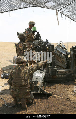 Des soldats américains, Archer, Batterie, 2e Escadron d'artillerie, régiment de cavalerie se préparent à charger un tour en un M777 155mm Howitzer remorqué pendant un exercice d'entraînement en situation de peloton, Vaziani, République de Géorgie, le 5 août 2017. Partenaire Noble 17 prend en charge la Géorgie dans la conduite de la station d'accueil la formation de son deuxième Force de réaction de l'OTAN (NRF) contribution. Partenaire Noble permettra d'améliorer encore les FRO et Concept de capacités opérationnelles de l'interopérabilité et l'état de préparation afin de soutenir la stabilité régionale. (U.S. Photo de l'armée par le Sgt. Kalie Jones) Banque D'Images