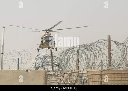 Un hélicoptère Mi-17 de l'Armée de l'air au camp terres Shorabak, l'Afghanistan, le 5 août 2017. Le 24 juillet, deux Mi-17s a réalisé une évacuation dans le Nawa district de la province de Helmand, dans le cadre de l'opération Maiwand quatre. Les soldats de l'Armée nationale afghane avec 215e Corps canadien bien planifiées et préparées pour CASEVACs potentiels au cours de l'opération avec l'aide et le soutien de conseillers des marines assigné à la Force sud-ouest. Les forces afghanes extrait le soldat blessé de la bataille dans l'heure de notification, ce qui a permis à des soins médicaux plus rapidement et a sauvé le soldat l' Banque D'Images