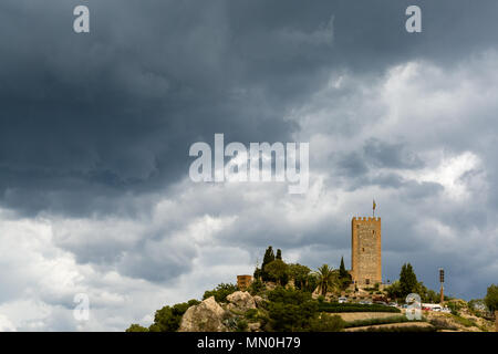 Les nuages de pluie sombre sur le château arabe tower (Torre del Homenaje), Velez Malaga, Banque D'Images