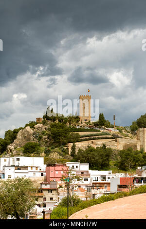 Les nuages de pluie sombre sur le château arabe tower (Torre del Homenaje), Velez Malaga, Banque D'Images