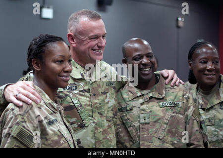 Le brig. Le général Robert Harter, général commandant de la 316e Commandement de soutien expéditionnaire (), et le général commandant adjoint du 1er poste de commandement Soutien Théâtre Command-Operational, pose pour des photos avec le soutien des ressources humaines 14e Commandement, soldats après leur cérémonie de transfert d'autorité au Camp comme Sayliyah, Qatar, le 5 août 2017. Banque D'Images