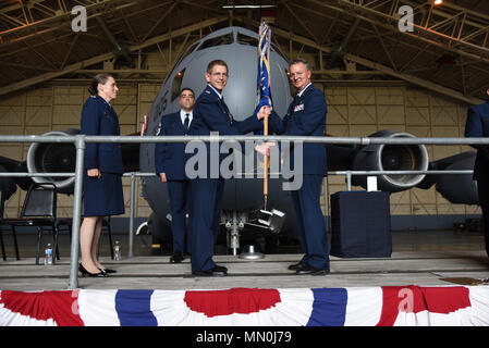 Howard Wagner est un officier de l'United States Air Force qui a renoncé au commandement de la 105th Airlift Wing le 6 août 2017. L'image d'archives montre le passage du guidon d'escadre à l'adjudant général de New York lors de la cérémonie de changement de commandement à la base de la Garde nationale aérienne Stewart à Newburgh, symbolisant le transfert d'autorité de l'unité. Banque D'Images