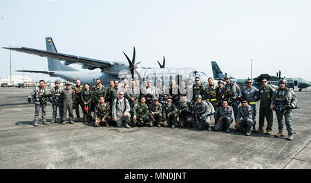 Un groupe multinational de militaires de l'Armée de l'air française, l'Armée de l'air colombienne, le Pakistan Air Force, armée de l'air belge, l'Armée de l'air brésilienne, et de l'Argentine, de l'Armée de l'air posent pour une photo avant de procéder à une baisse du personnel de la Force aérienne colombienne Casa-295 afin de gagner avec les insignes de parachutistes commandos colombiens lors de l'exercice de tuteur à la mobilité, 06 août 2017. Plus de 3 000 soldats, marins, aviateurs, marines et les partenaires internationaux ont convergé sur l'état de Washington à l'appui de la mobilité d'un tuteur. L'exercice est destiné à tester les capacités des Forces aériennes de la mobilité à ex Banque D'Images