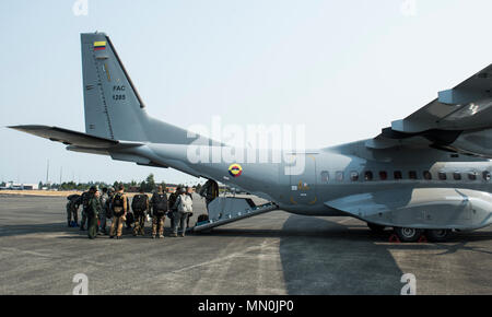 Un groupe multinational de militaires de l'Armée de l'air française, l'Armée de l'air colombienne, le Pakistan Air Force, armée de l'air belge, l'Armée de l'air brésilienne, et de la Force aérienne argentine, un conseil de l'Armée de l'air colombienne Casa-295 afin de gagner avec les insignes de parachutistes commandos colombiens lors de l'exercice de tuteur à la mobilité, 06 août 2017. Plus de 3 000 soldats, marins, aviateurs, marines et les partenaires internationaux ont convergé sur l'état de Washington à l'appui de la mobilité d'un tuteur. L'exercice est destiné à tester les capacités des Forces aériennes de la mobilité à l'exécution des missions de la mobilité mondiale rapide, dynamique en cont Banque D'Images