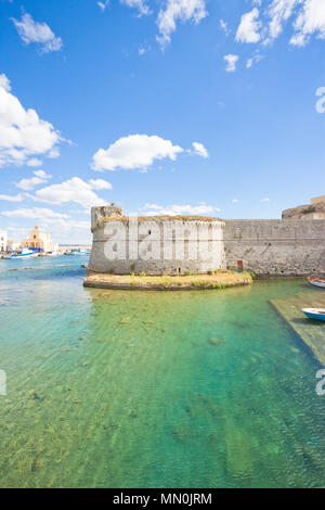 Gallipoli, Pouilles, Italie - Vue sur l'eau turquoise vers la forteresse d'âge moyen Banque D'Images